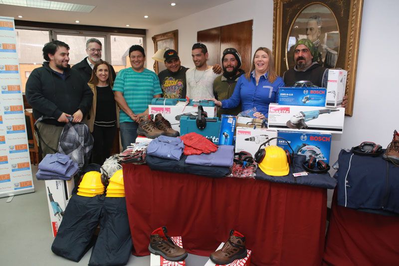 Bertone entregó materiales y maquinaria a cooperativa de construcción de viviendas