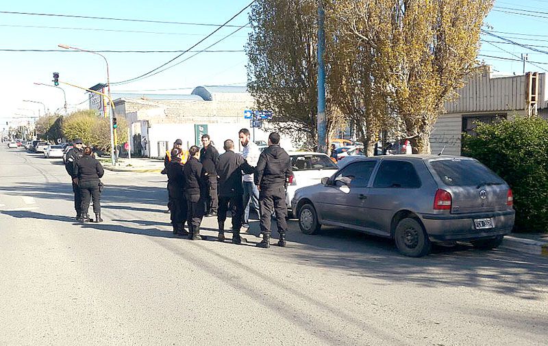 Chocó y terminó a los golpes con el marido de la conductora