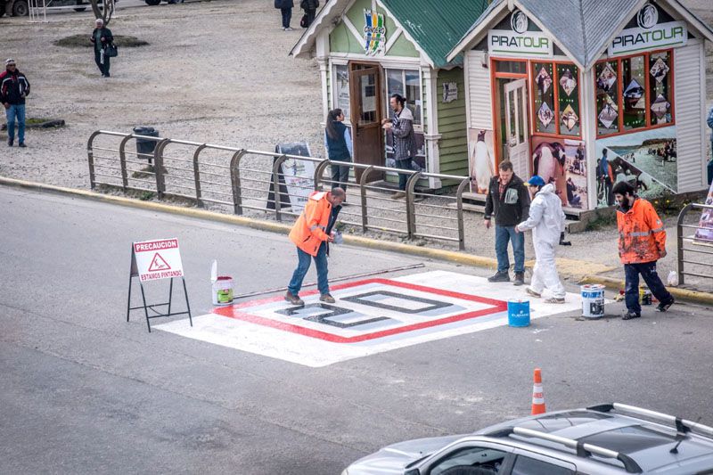 Personal municipal realiza trabajos de señalización en el ingreso al puerto