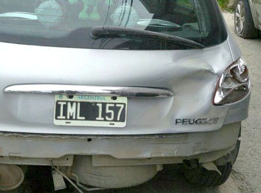 Motociclista lesionado al chocar contra un automóvil