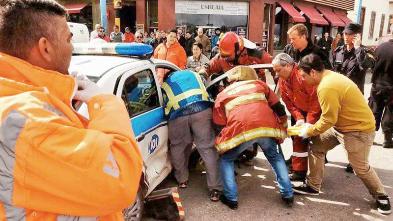 Mujer policía lesionada en fuerte choque