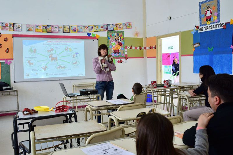 Zoonosis participó en la XXI Feria del Libro promoviendo la tenencia responsable de mascotas