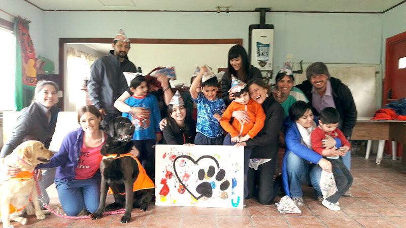 Chicos con autismo participaron en un taller de terapia asistida con perros