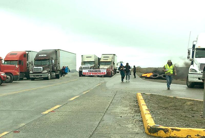 Camioneros argentinos rehenes de sus pares chilenos