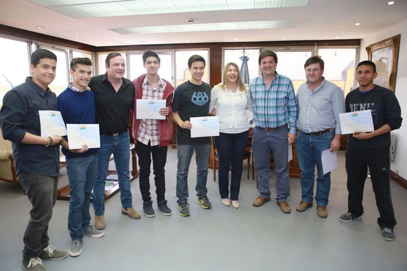 Bertone entregó reconocimiento a alumnos de la EPET