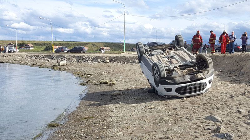 Impresionante vuelco en la pasarela Luis Pedro Fique