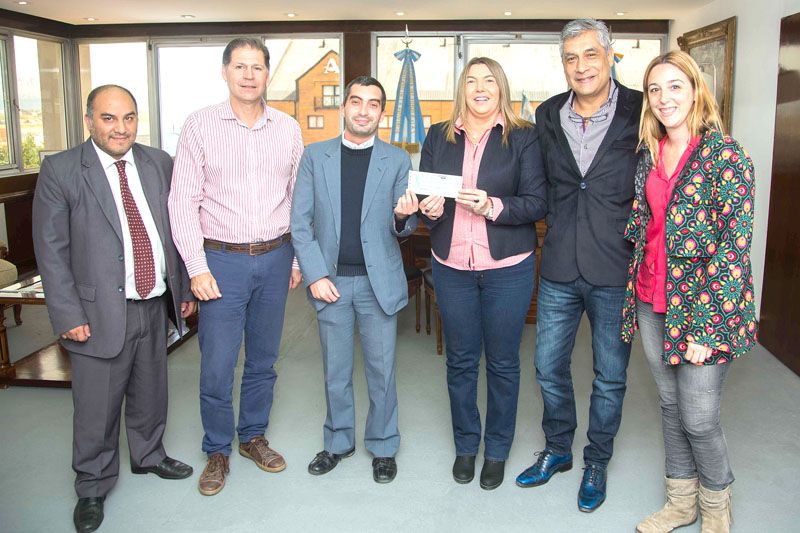 Bertone entregó 14 millones de pesos a los hospitales públicos de la provincia