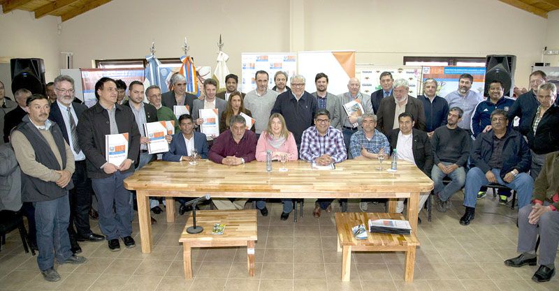 Gobierno firmó convenios para el desarrollo de la industria forestal de Tolhuin