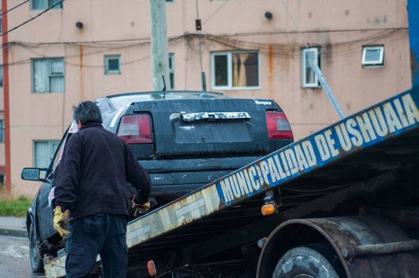 Inició el retiro de chatarra y autos abandonados