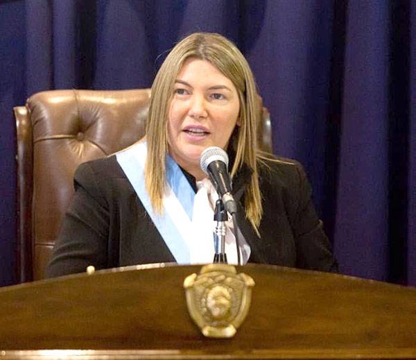 Bertone mencionó el “caos” recibido y anunció reforma política