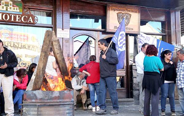 Estatales paran hoy en toda la Provincia