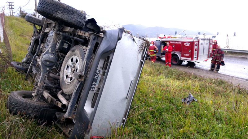 Impresionante vuelco de una camioneta en la Perito Moreno