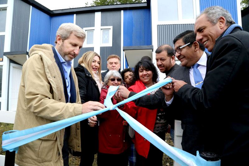 Bertone entregó viviendas junto al ministro Frigerio