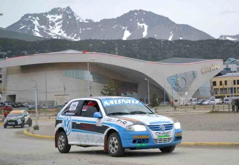 Organizan una exposición de autos de carrera y de colección en el Paseo de las Rosas 