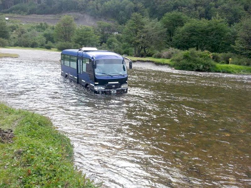 Un motorhome se quedó varado en el medio del río Olivia