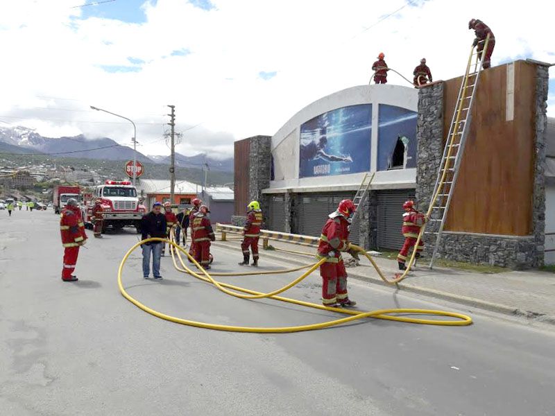 Principio de incendio en el entretecho del natatorio municipal “Ana Karelovic”