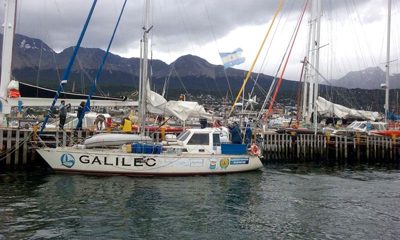 Llegó a Ushuaia el velero que homenajeará al Crucero General Belgrano donde lo hundieron
