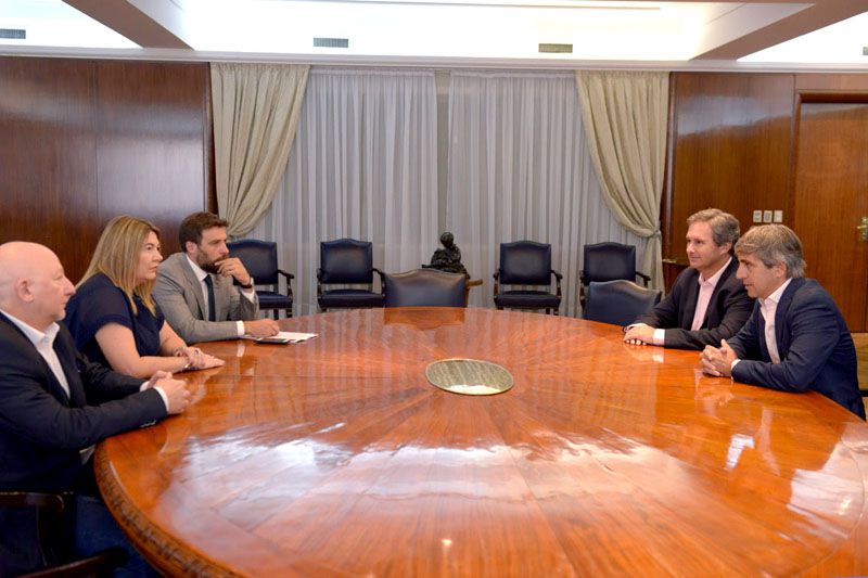 Bertone se reunió con Caputo para avanzar en un plan de financiamiento