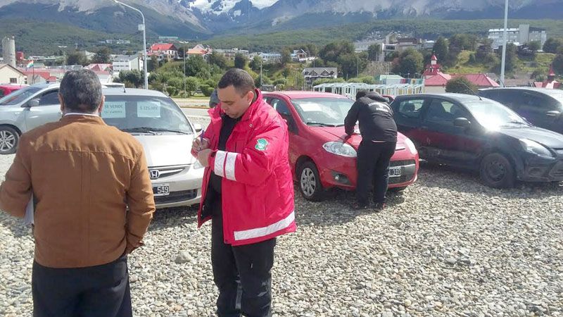 Autos en venta exhibidos en un espacio público fueron notificados para su retiro