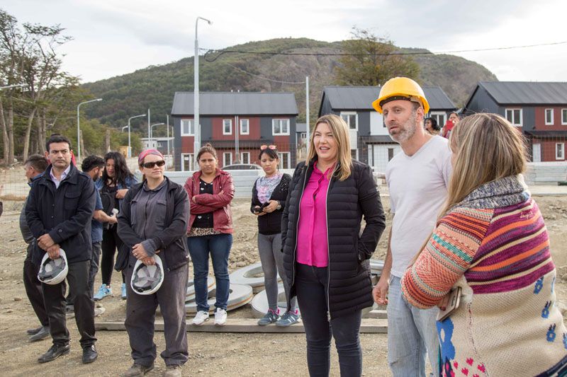 Bertone recorrió las viviendas que se construyen en el barrio Río Pipo