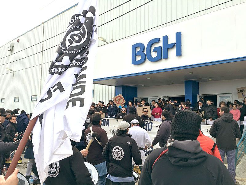 Contratados de BGH llevaron su reclamo a la delegación del Ministerio de Trabajo