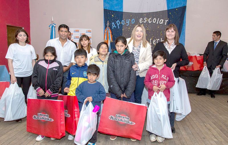 Gobierno entregó kits escolares a beneficiarios de RedSol y PEL