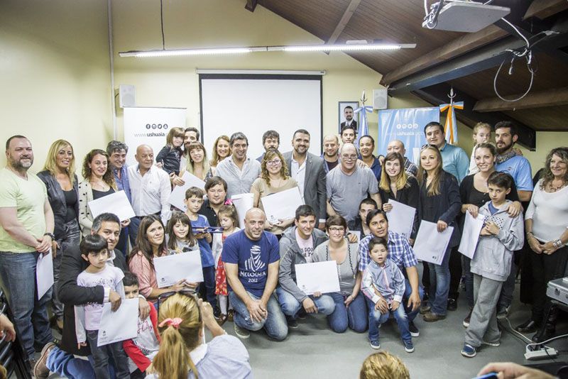 Vuoto entregó decretos de adjudicación de tierras a beneficiarios del PROCREAR