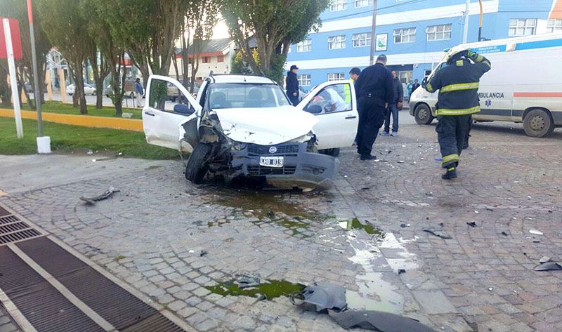 Pasó en rojo y provocó un fuerte accidente de tránsito