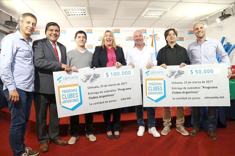 Mac Allister visitó Ushuaia y entregó más de 2 millones de pesos para los clubes