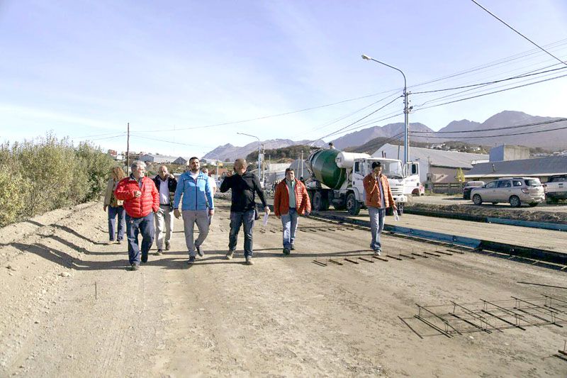 El Intendente recorrió la obra de hormigonado en avenida Perito Moreno