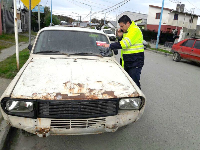 Se realizó un nuevo operativo de identificación de vehículos abandonados en la vía pública