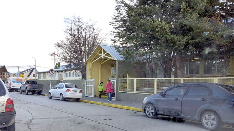Un desconocido se llevó a una menor de la puerta de un establecimiento educativo