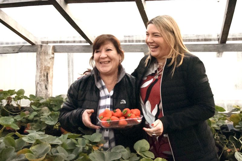 Bertone entregó los primeros aportes no reembolsables a pequeños productores