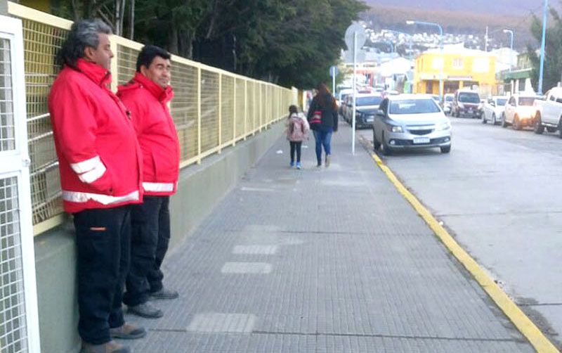 Inspectores municipales ordenan el tránsito en las escuelas de Ushuaia
