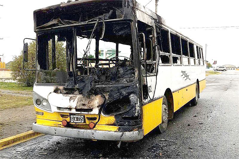 Se incendió colectivo de Angus en pleno centro de Río Grande