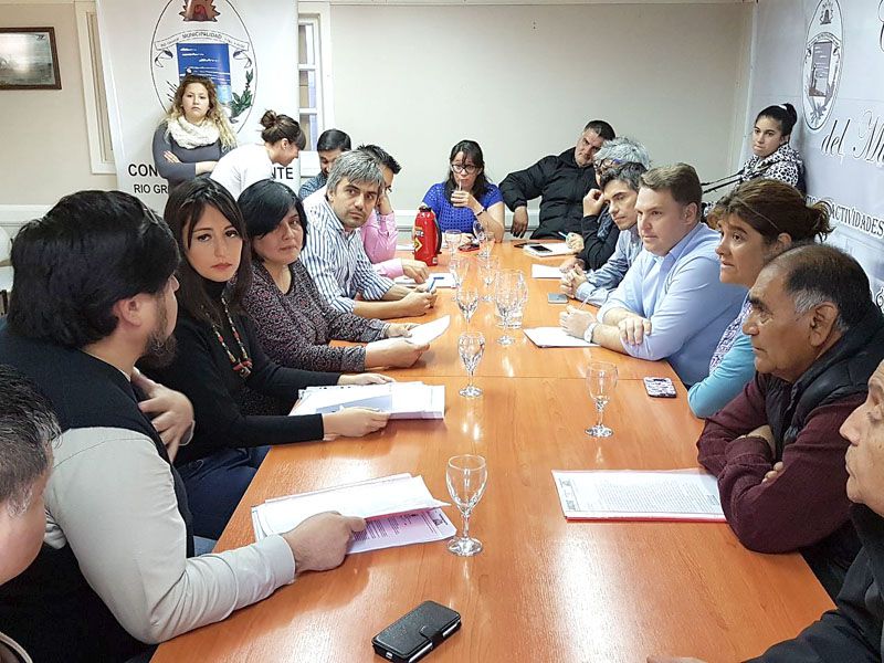 Para hacer frente a la crisis, taxistas piden que se unifique servicio con los remises