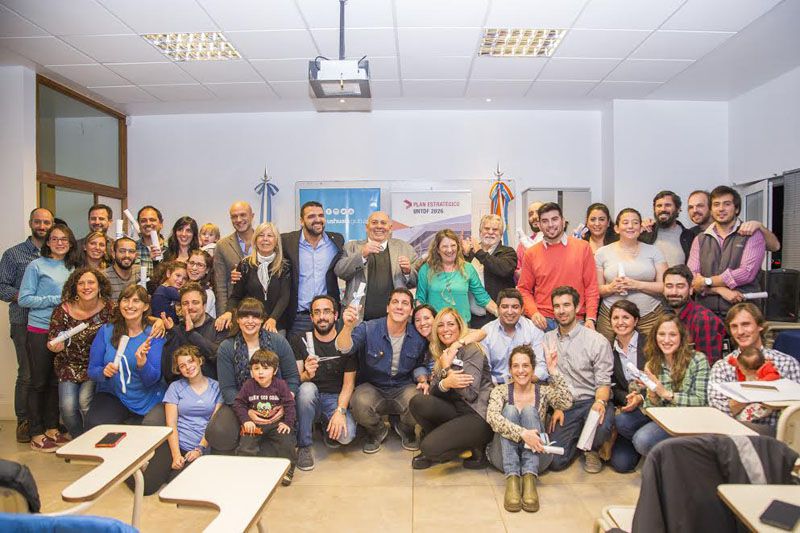 Vuoto entregó decretos de preadjudicación de tierras a personal de la UNTDF 