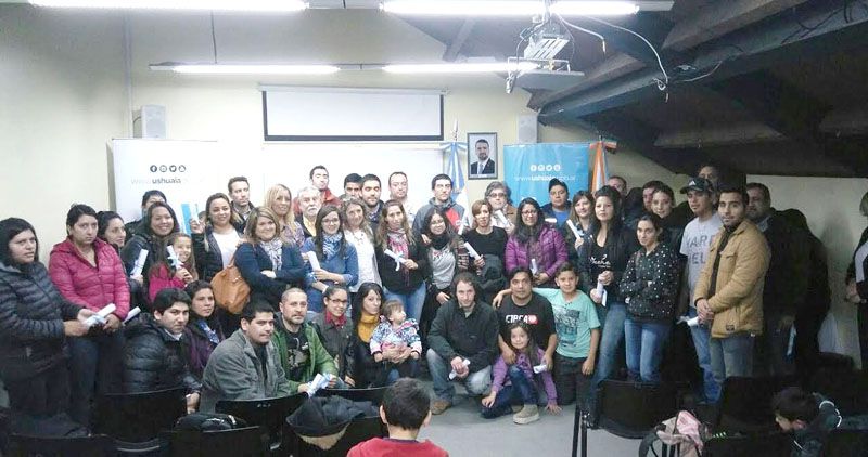 Entregaron decretos de preadjudicación a beneficiarios de los primeros 500 lotes 