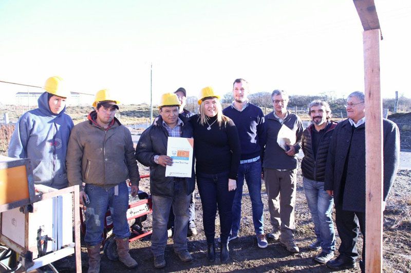 Entregaron subsidios a madereros y un tractor a asociación civil