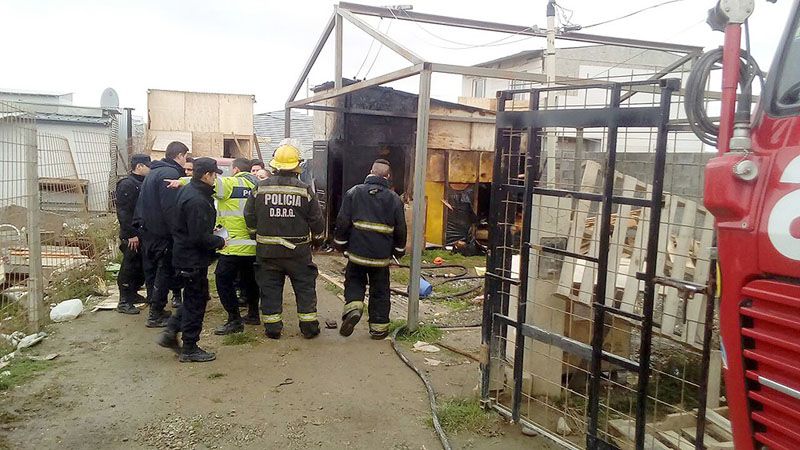 Cuatro detenidos tras la muerte de dos niños en un incendio de la Margen Sur