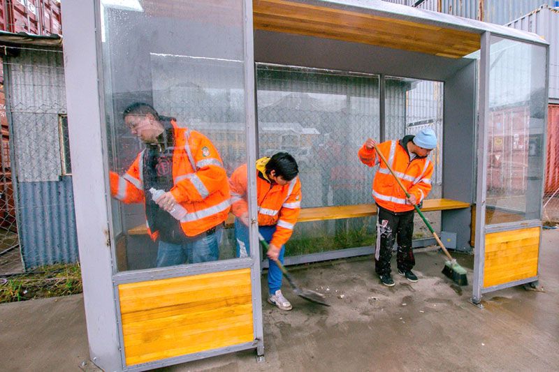 Cuadrillas municipales trabajan en la limpieza y reparación de garitas de colectivos