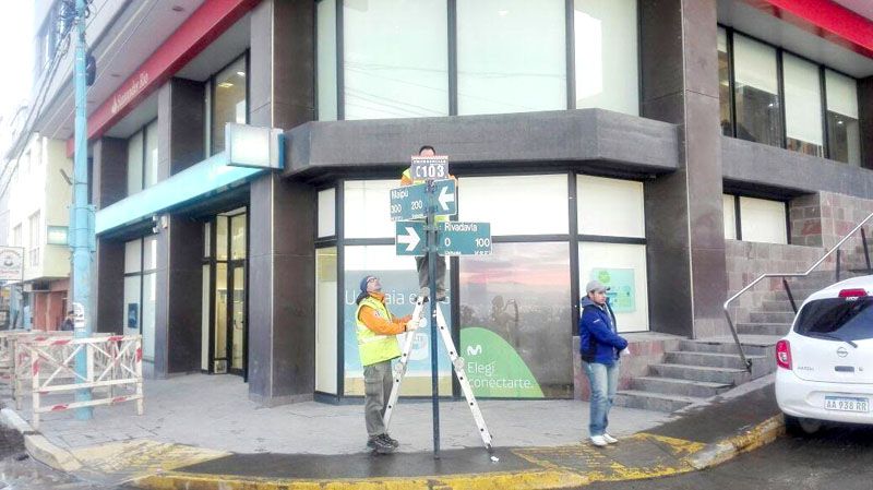 Defensa Civil municipal renueva la cartelería informativa en toda la ciudad