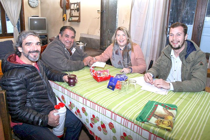 Bertone continúa entregando subsidios a pequeños productores