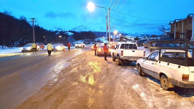 En controles de tránsito se verifica el uso de cubiertas de invierno