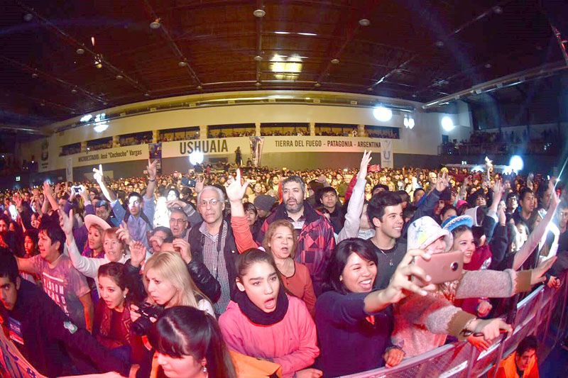 Las peñas llenaron de folclore a la Noche más Larga