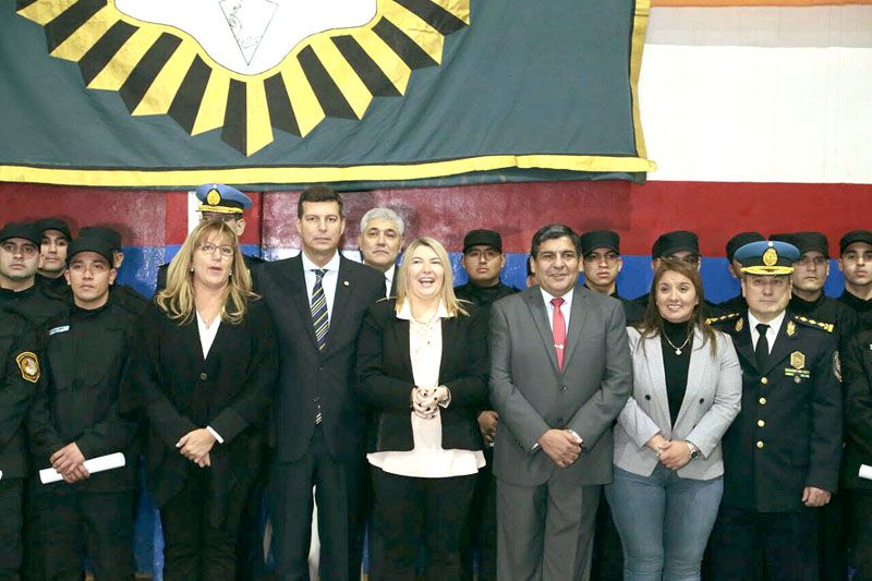 Egresaron 96 nuevos agentes de policía, pero el 80% prestará servicio en Río Grande