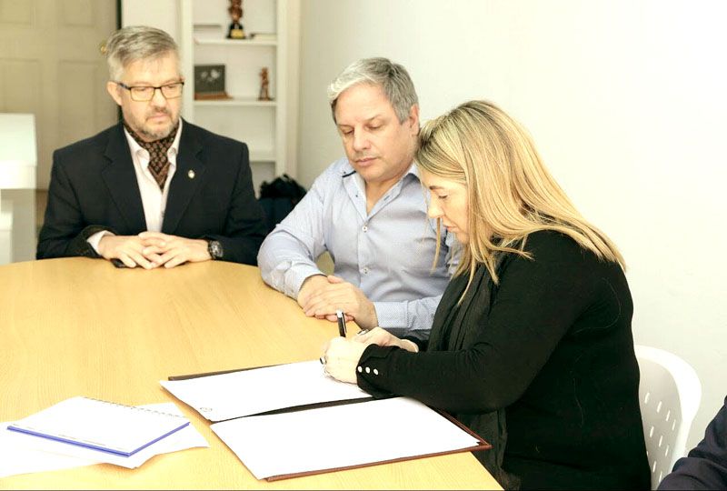 Se firmó el contrato de la obra que beneficiará a 2100 familias 