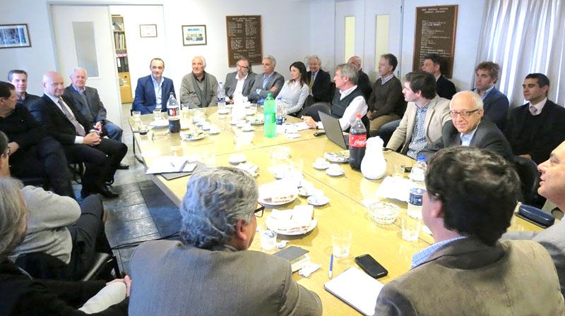 Caballero se reunió con la UIF, la Aduana y representantes fabriles