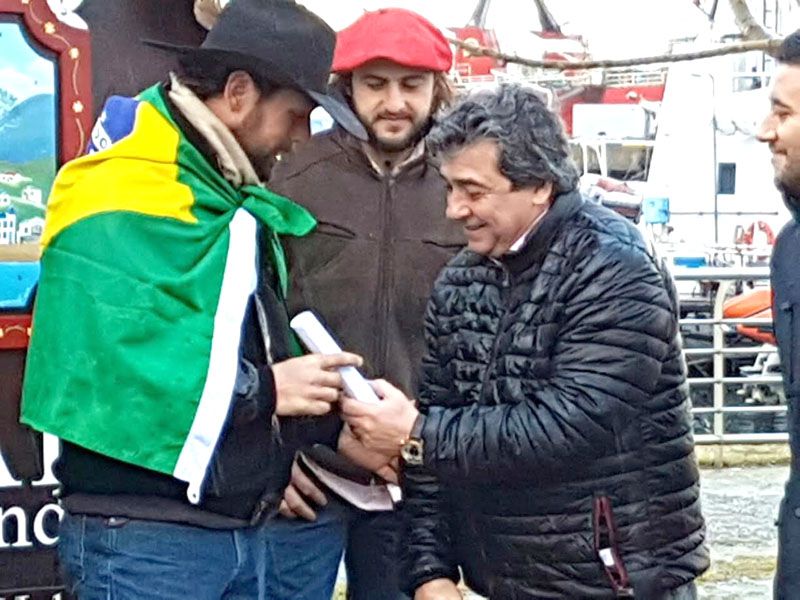 Autoridades municipales recibieron al joven que unió Alaska con Ushuaia a caballo