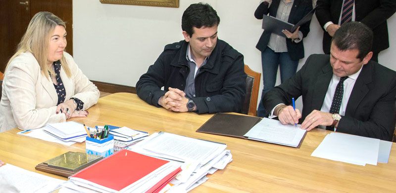 Bertone firmó convenio con el BTF y el IPV para construir 60 nuevas viviendas